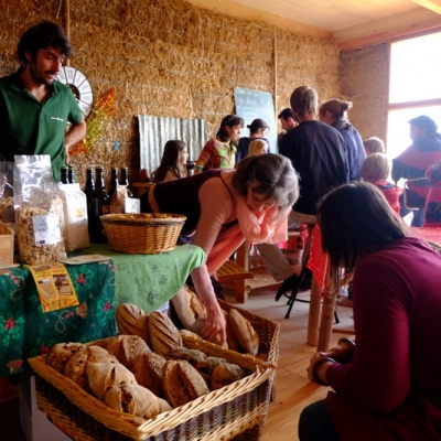 Marché paysan dans la salle commune de Écolectif