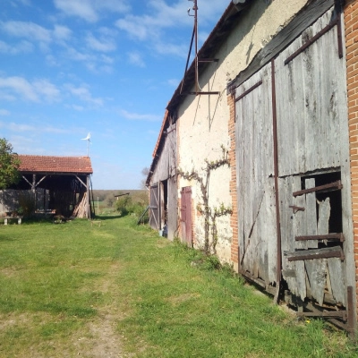 À Vendre 58 000 Euros: Maison de 100 m² Plus 300 m² de Bâtiments sur… (03)