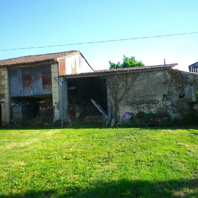 Maison Écologique avec Dépendances et Terrain 1, 8 ha - 155 K€ (79)