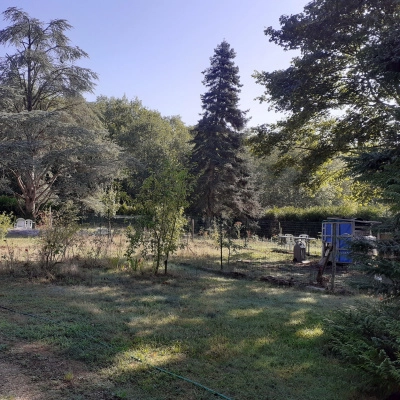 Terrain Arboré Constructible dans Village Tranquille (28)