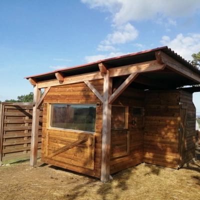 Auvergne Propose Petit Chalet dans Ferme d Agrément (03)