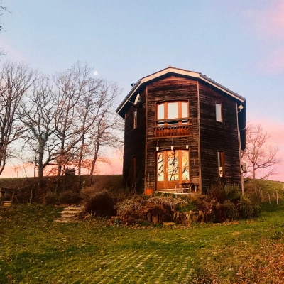 Séjour dans une Maison en Bois en Échange de Travaux à votre Rythme