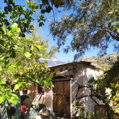 Ferme de Permaculture dans une Vallée Isolée avec 9 Habitations (18)